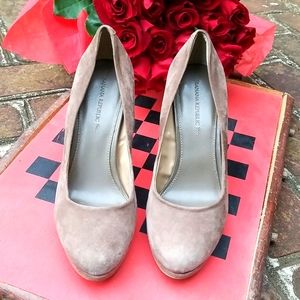 Smartly Elegant Banana Republic Suede Pumps in tan or light brown, size 9.5